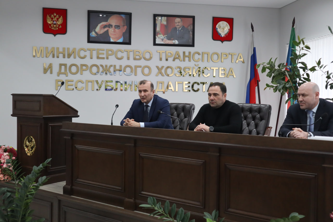 Руководство Минтранса Дагестана поздравило сотрудниц с наступающим 8 Марта